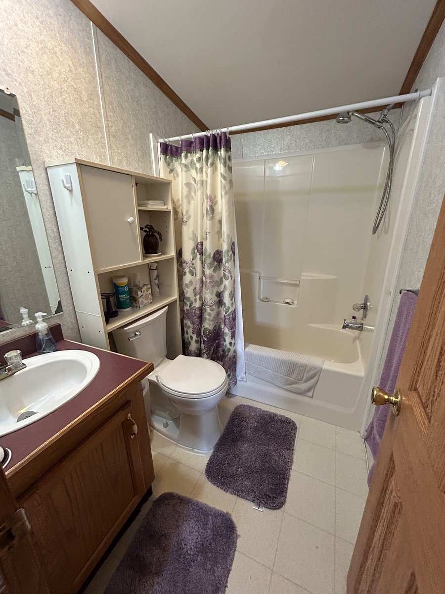 Second bathroom - near 2nd bedroom