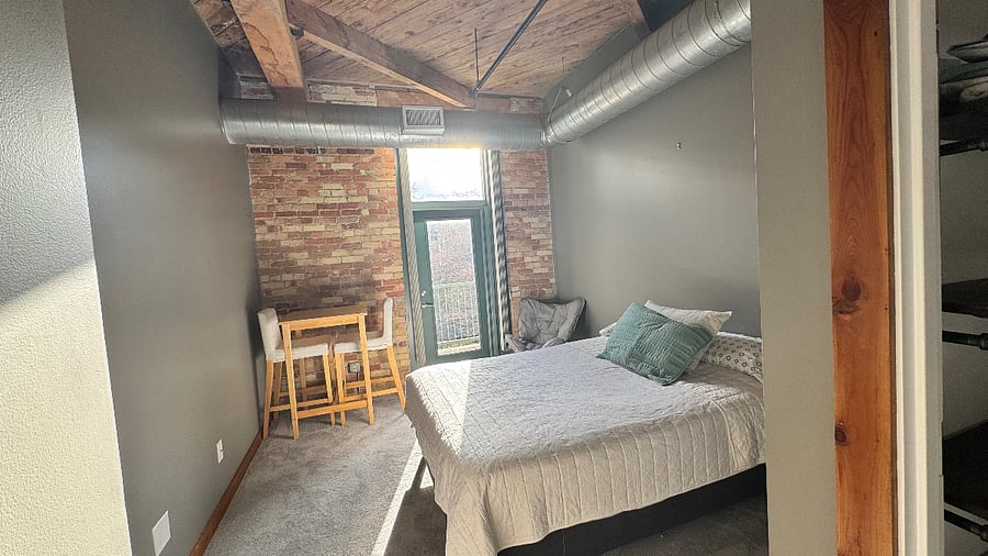 Bedroom 2, Queen Bed, balcony