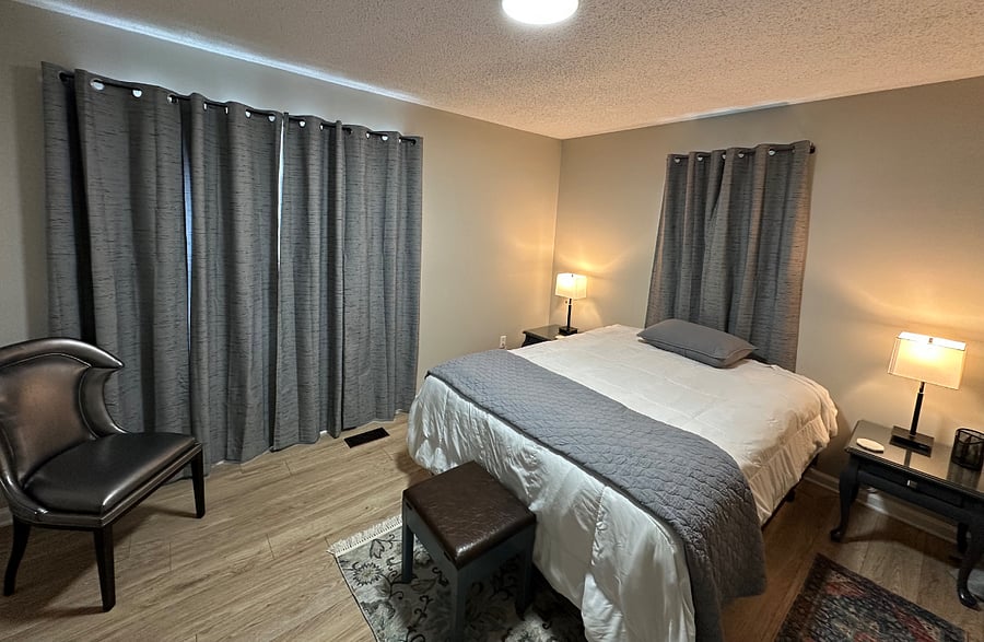 2nd Bedroom with queen bed, desk, desk chair & Smart TV

Bedrooms and full bath on 2nd level