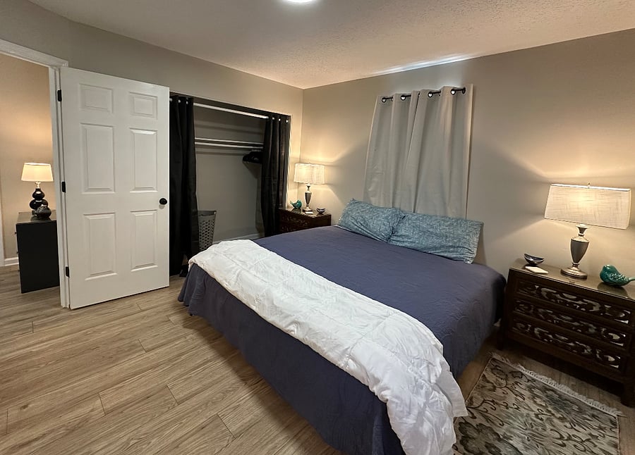 Primary bedroom with king bed, desk, desk chair and smart TV

Primary bedroom with king bed, desk, desk chair and smart TV

Bedrooms & full bath on 2nd level