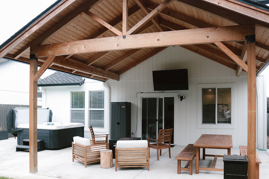 Covered Patio: Patio with chairs, Table, BBQ, TV and Hot tube 