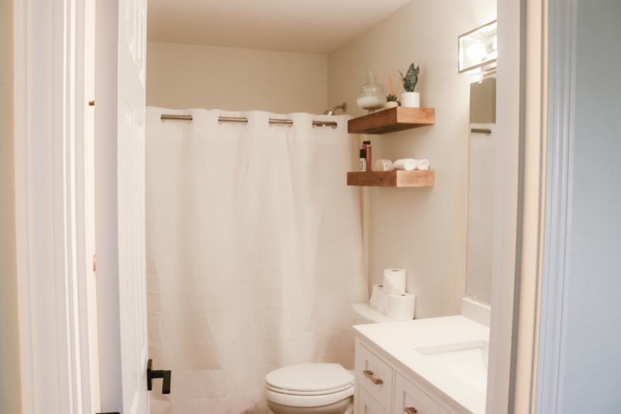 Full bathroom with Tube 
