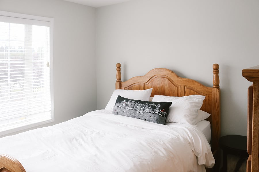 Queen Bed Room with Desk 