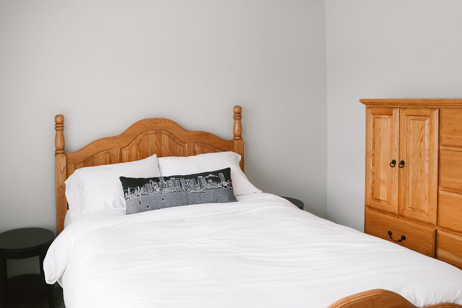 Queen Bed Room with Desk 