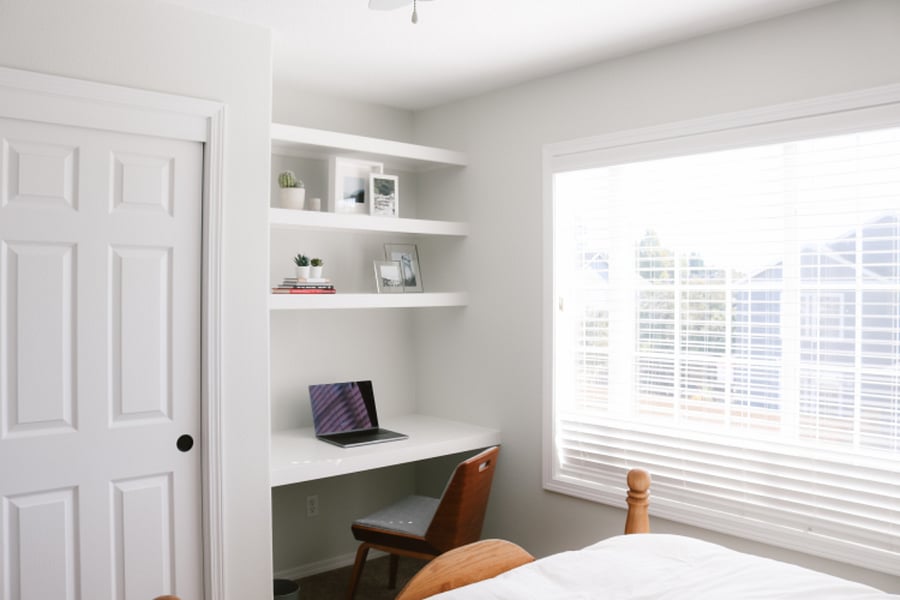 Queen Bed Room with Desk 