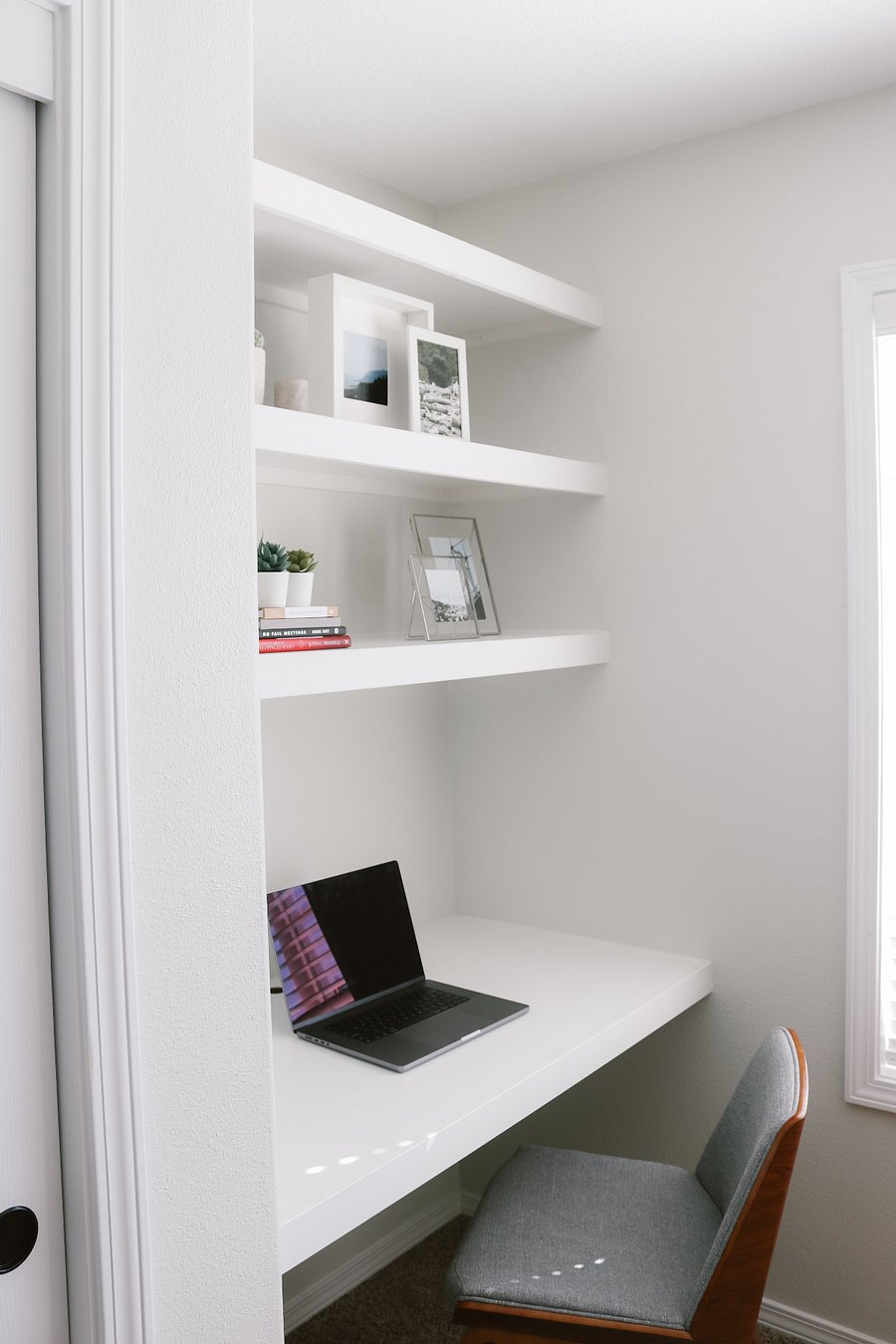 Queen Bed Room with Desk 