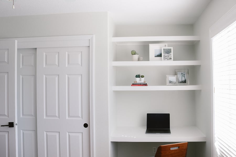 Queen Bed Room with Desk 