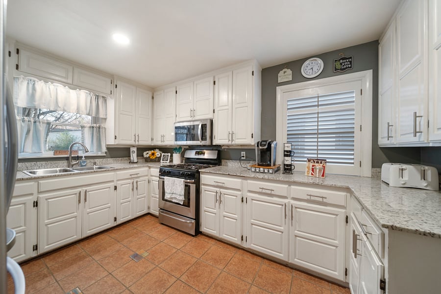Large Kitchen making cooking easy!