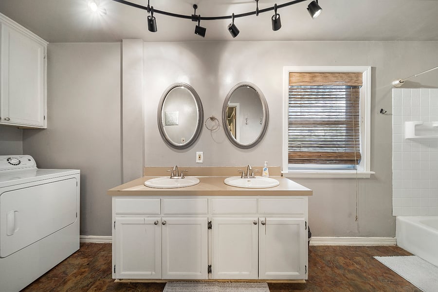 Ful Master Bathroom with Washer and Dryer