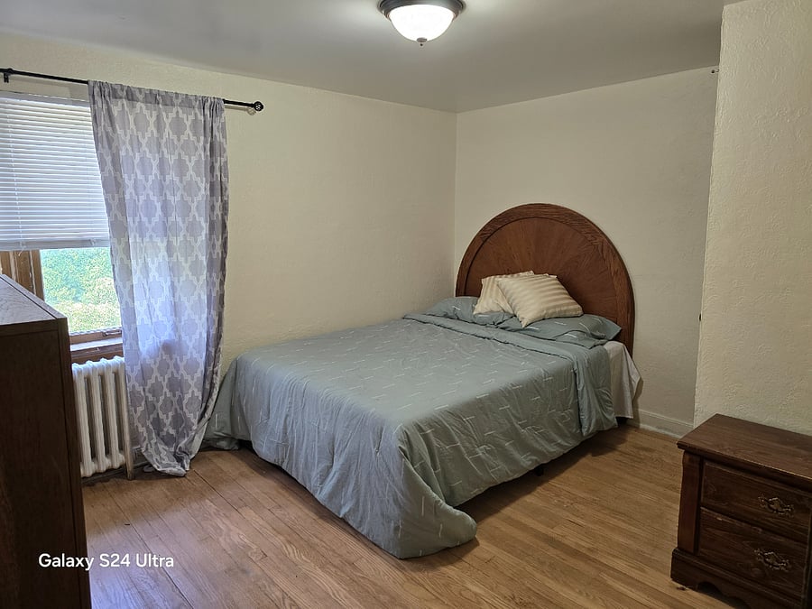 Unit 4 second bedroom. (Queen)