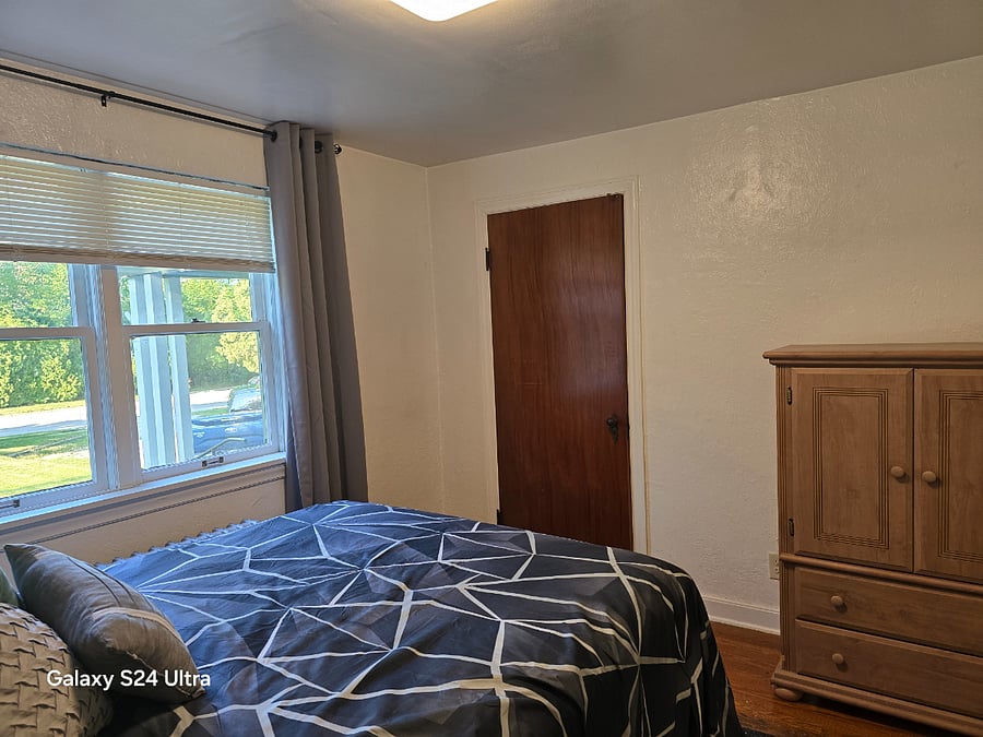 Unit 2 second bedroom. (Queen)