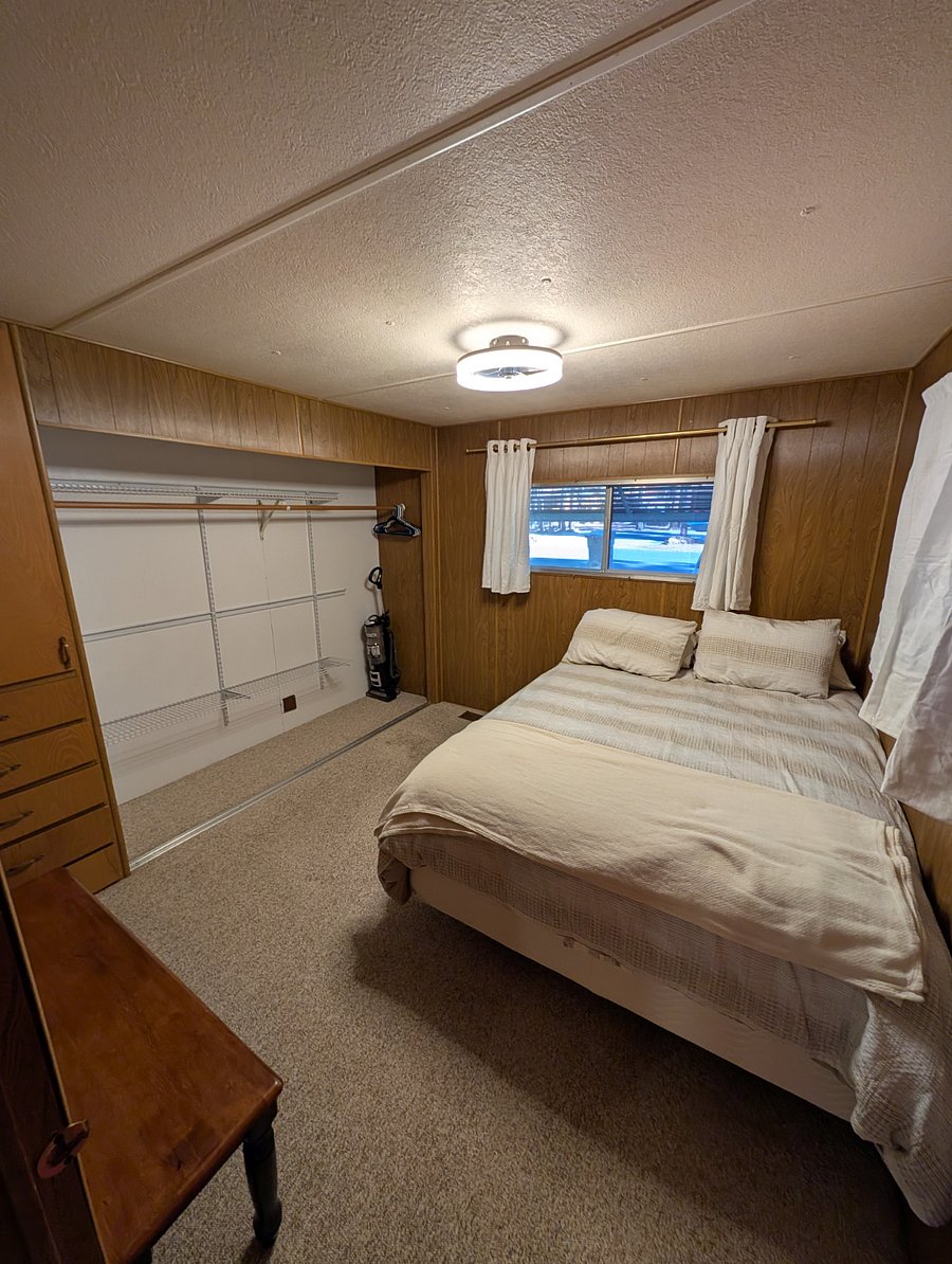 Guest bedroom, queen bed
