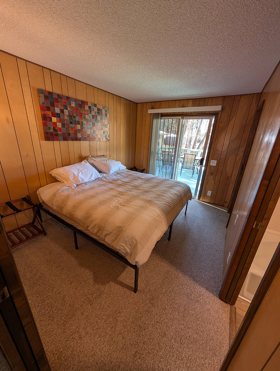 Master bedroom, king bed
