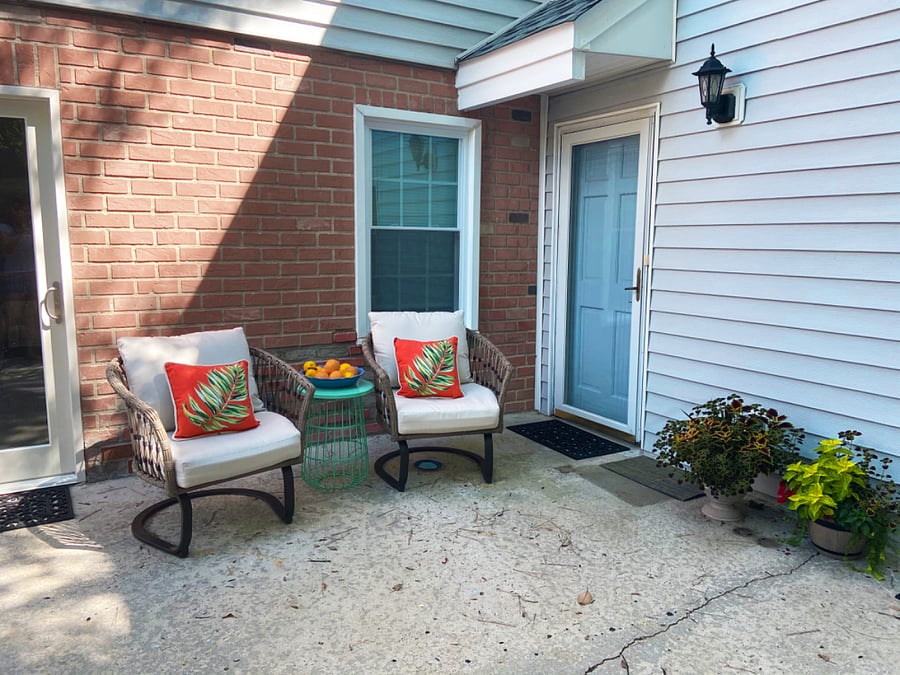Outside sitting area with furniture 