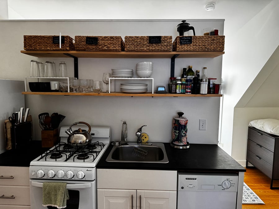 Kitchen: gas stove, full appliances, dishwasher