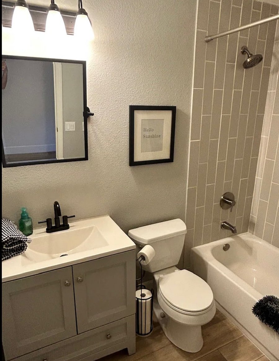 Secondary bath with tub