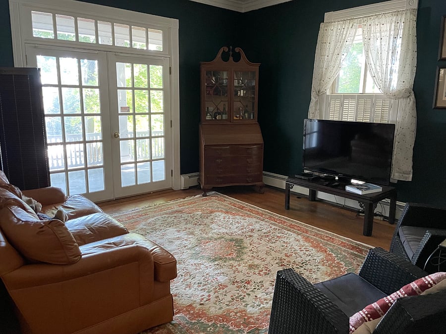 Living Room/Dining Area