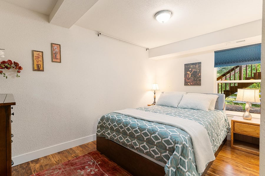 Queen bed with brand new Saatva mattress.