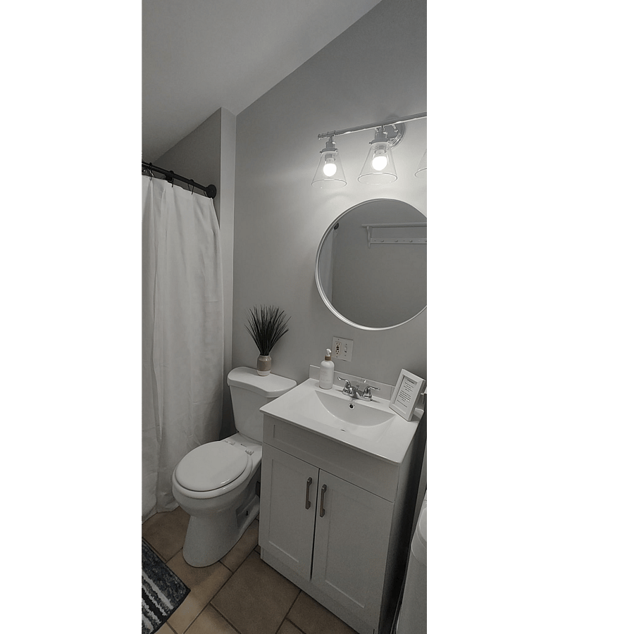 Bathroom w/ washer/dryer unit