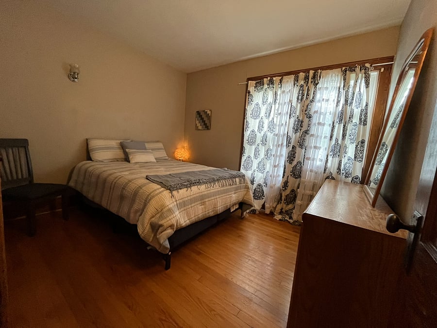 Middle bedroom with queen bed