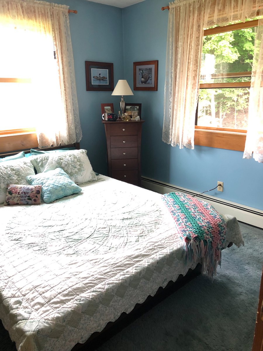 WATERBED! Sooooo comfortable! Upstairs bedroom
