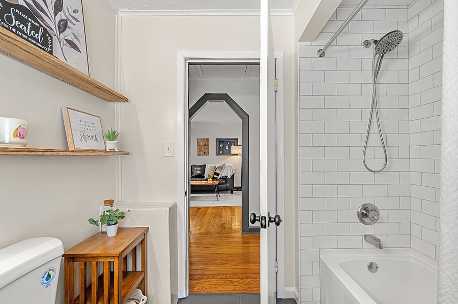 Main Bathroom with Tub Shower