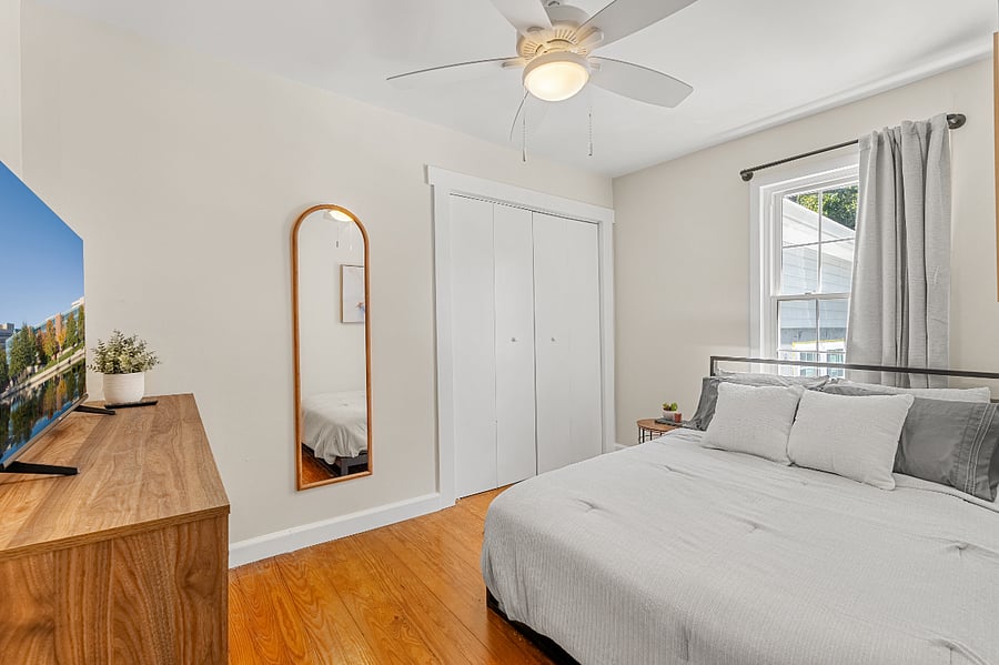 Bedroom with Full size Bed