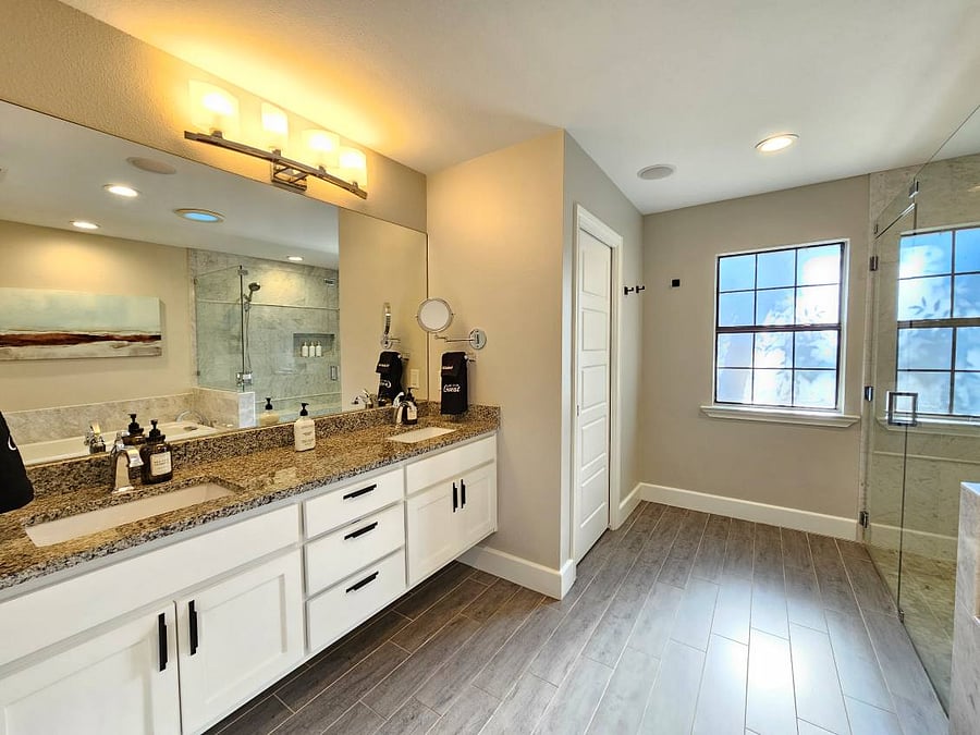 Double Vanity w/Vanity Mirror in Main Suite bathroom