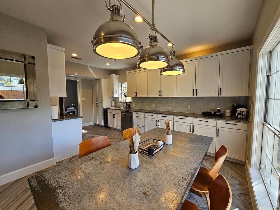 Eat-In Kitchen