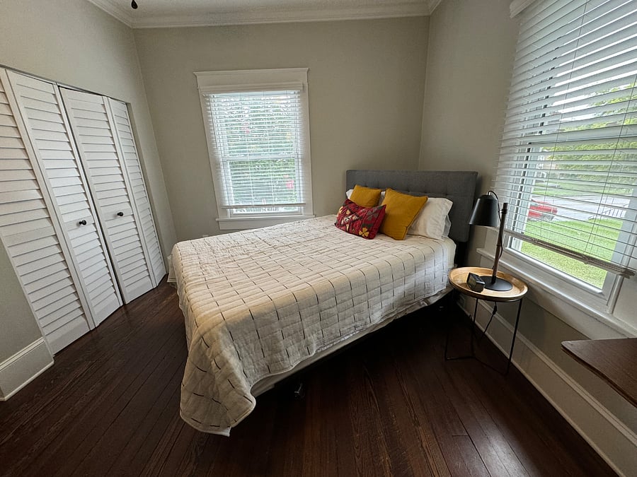 Room 2 (queen bed + closet)