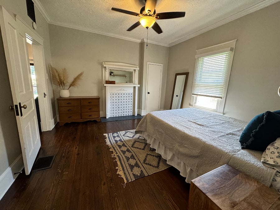 Room 1 (queen bed + closet)