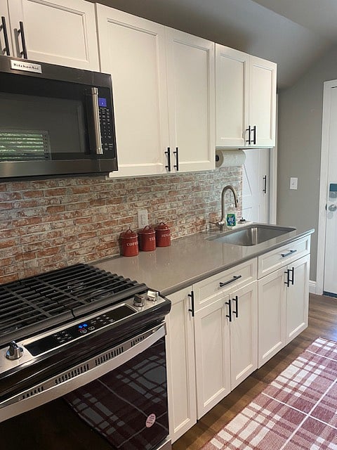 In the kitchen, we have a well-lit space where you can cook, entertain or simply enjoy a quiet breakfast by the window at the cozy breakfast nook. 
