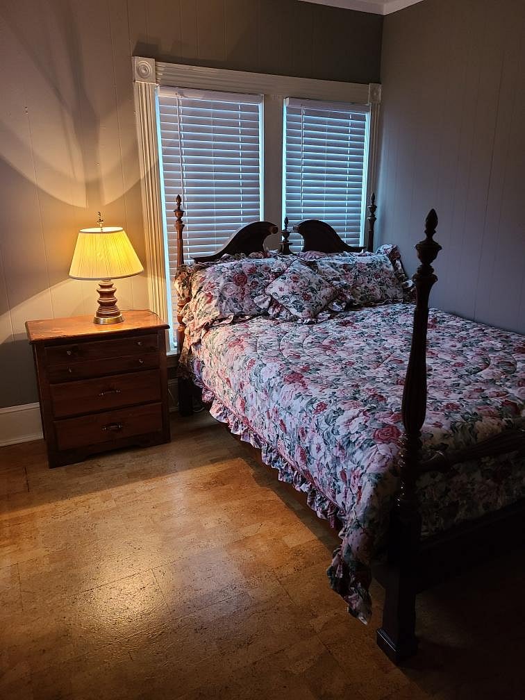 Downstairs Queen bed