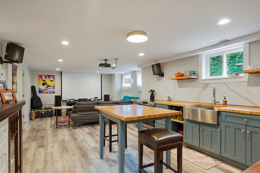 Nice open floor plan with fully stocked kitchen