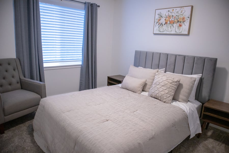 Queen bed and 1 closet