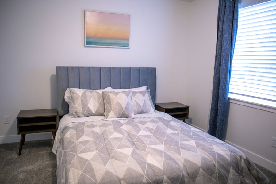 Queen bed with 1 closet