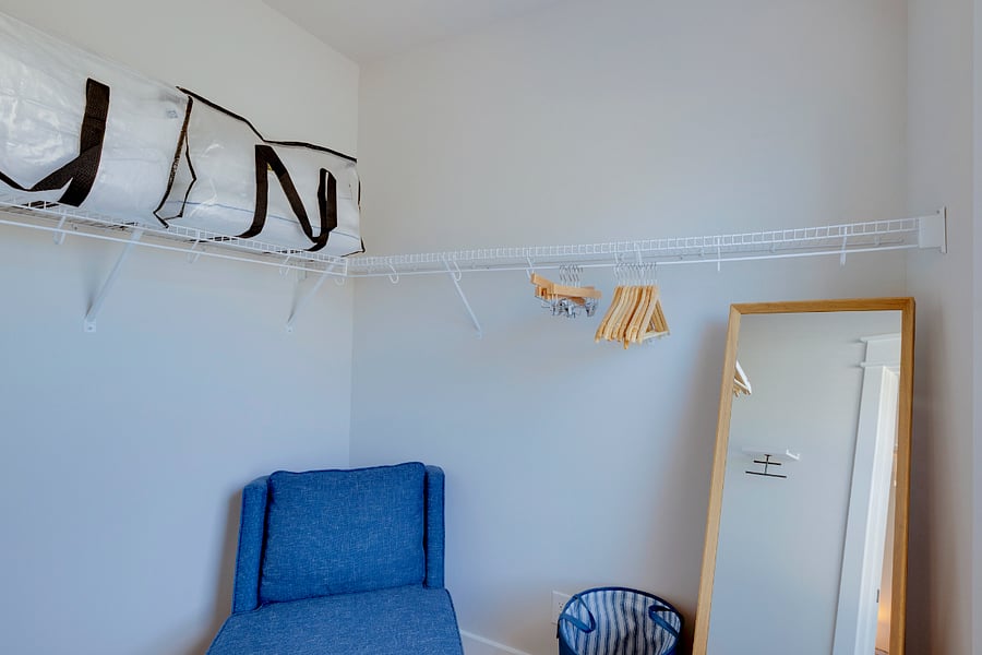 Queen bedroom walk-in closet
