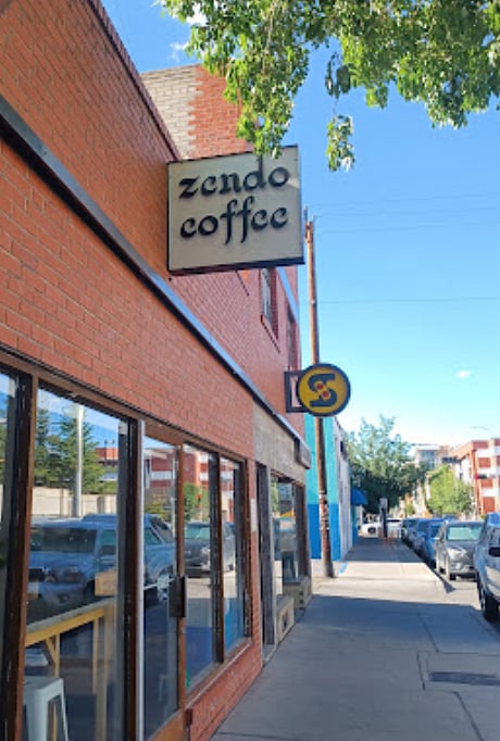 3 minute walk to Zendo Coffee and Sidetrack Brewing Co.  5-10 minute walk to many downtown restaurants, bars, gyms, etc.