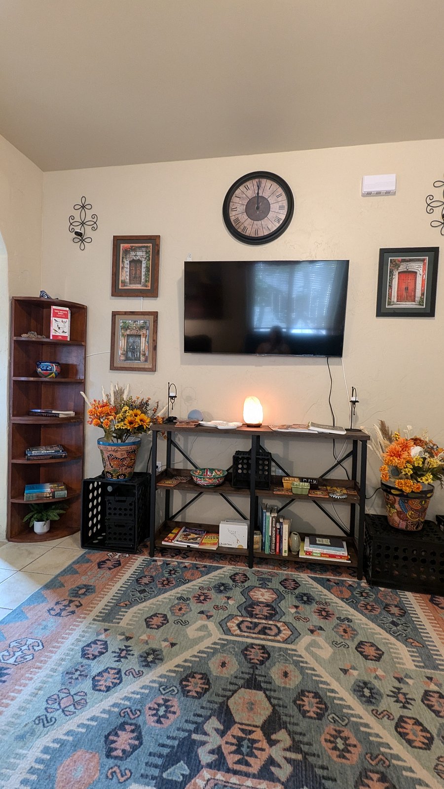 Colorful decor, southwest themed books, 42" smart tv. local stations or bring your own sign on to other services (i.e. Netflix). wi fi, no cable.