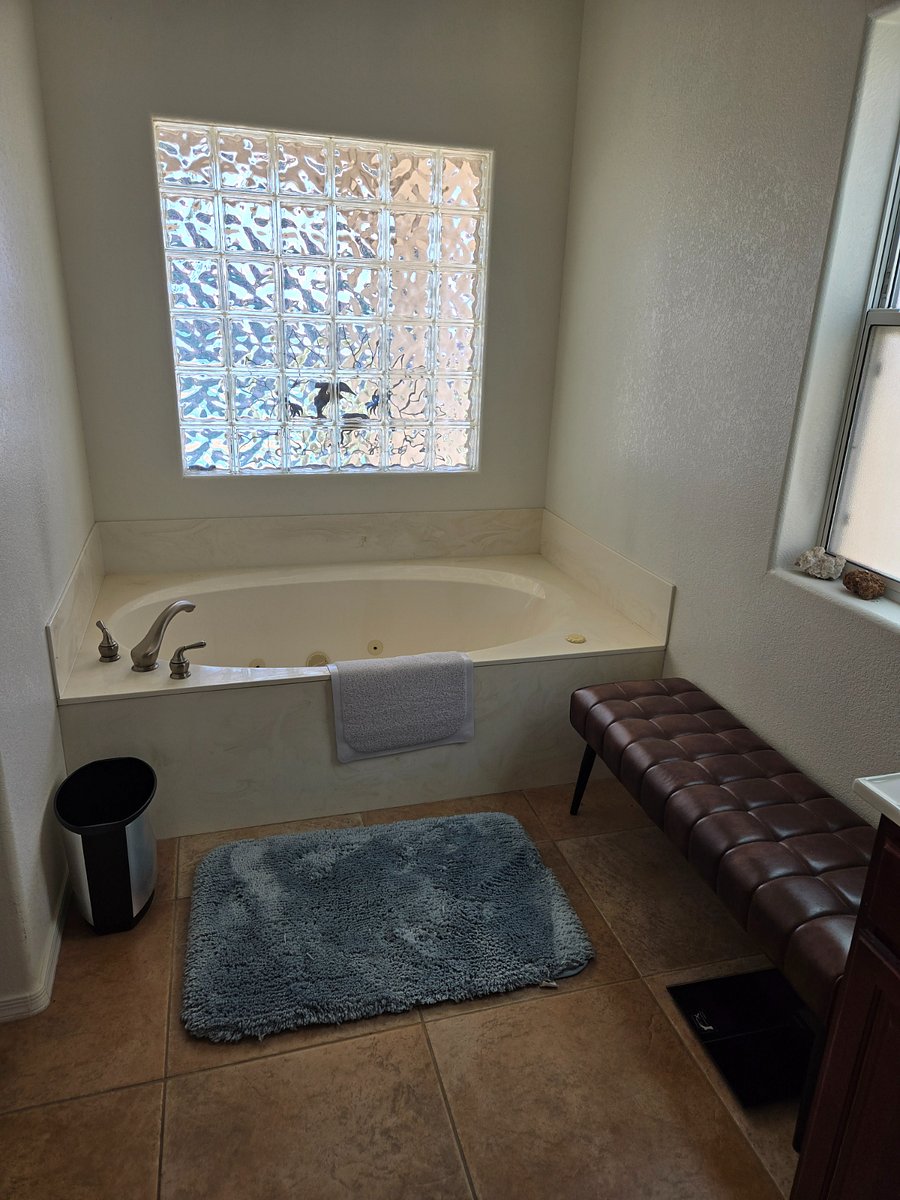 Bath tub. Jets do not work. It is used strictly as a soaking bath tub