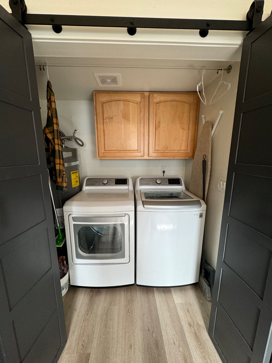 Shared laundry. Laundry soap/fabric sheets provided.