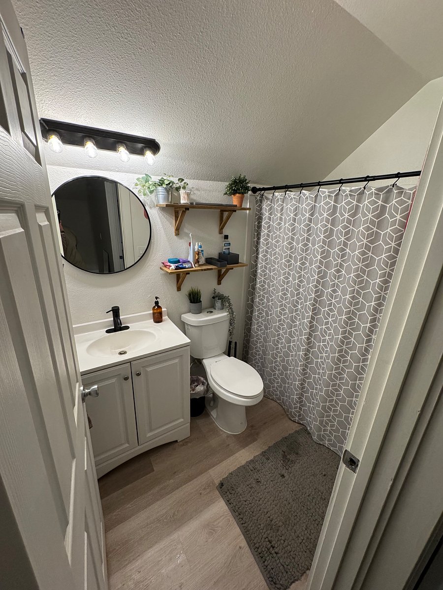 Upstairs shared bathroom