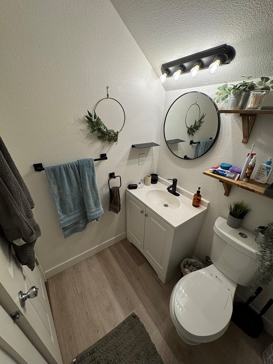 Upstairs shared bathroom