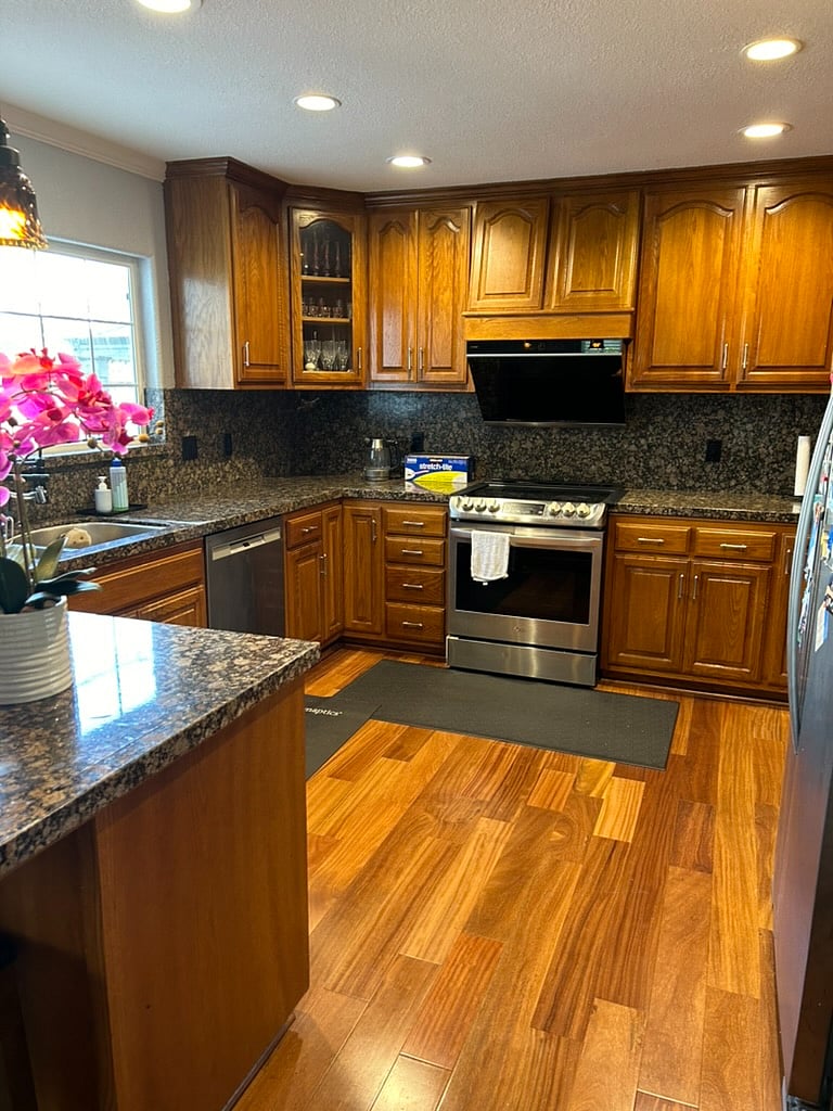 Full Kitchen.