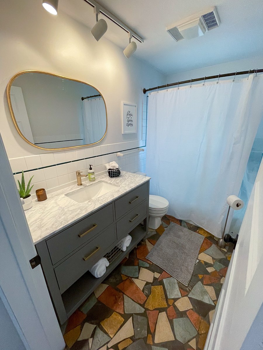 Main floor full bathroom.