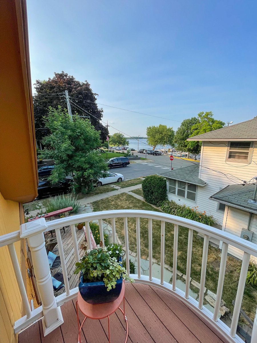 Another spot to enjoy views of the lake from 2nd floor deck.