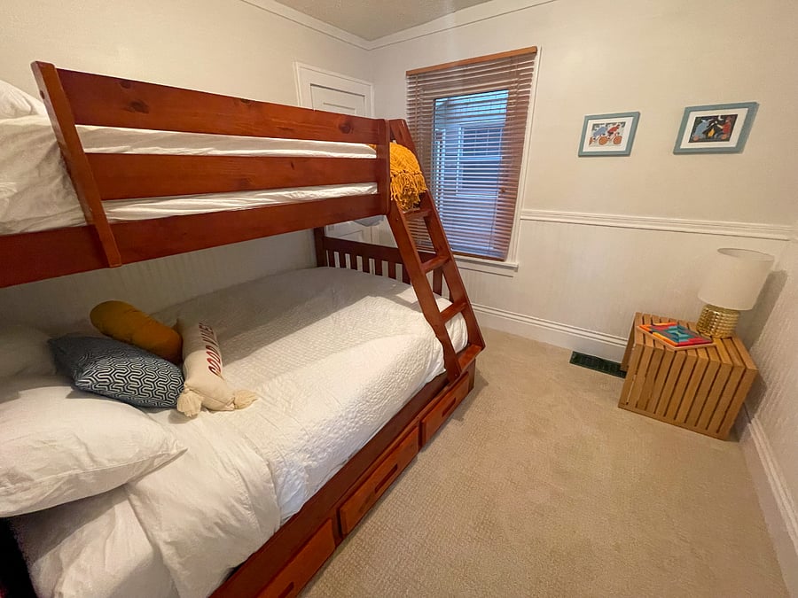 Main floor bunkbed room - twin over full.