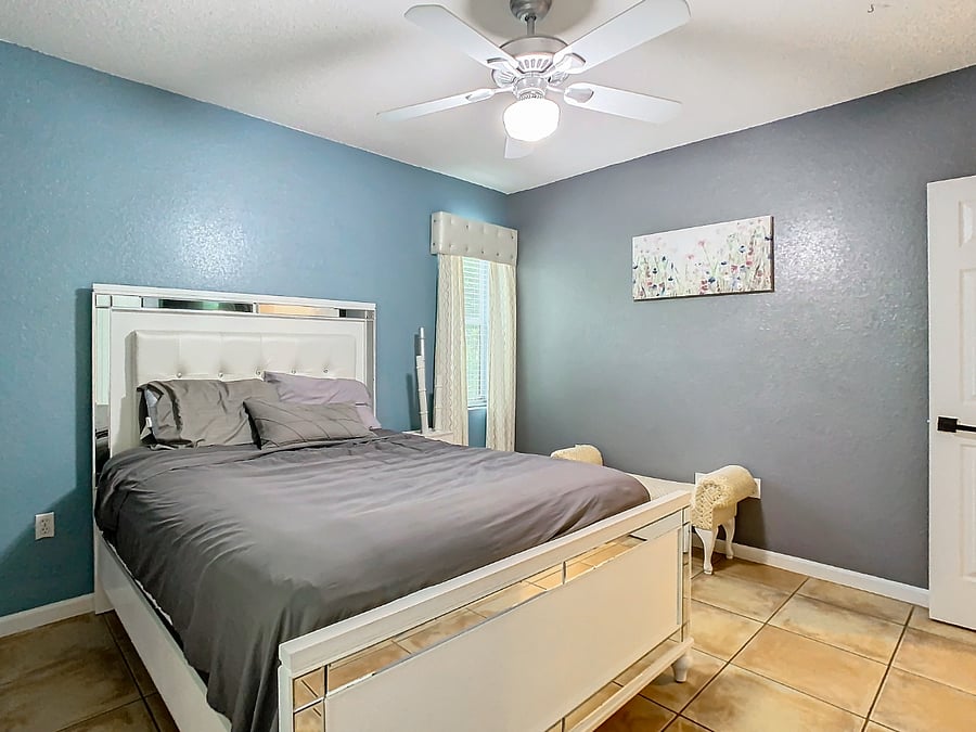 Bedroom 3 has a queen size bed and a smart TV.