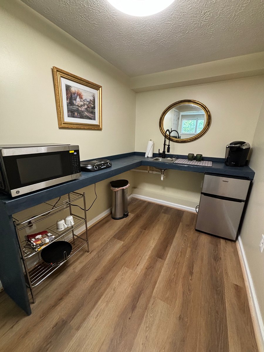 Kitchenette Features:
Keurig & Microwave / Air Fryer/ 2 hot stove top hot plates & 
Pantry. 