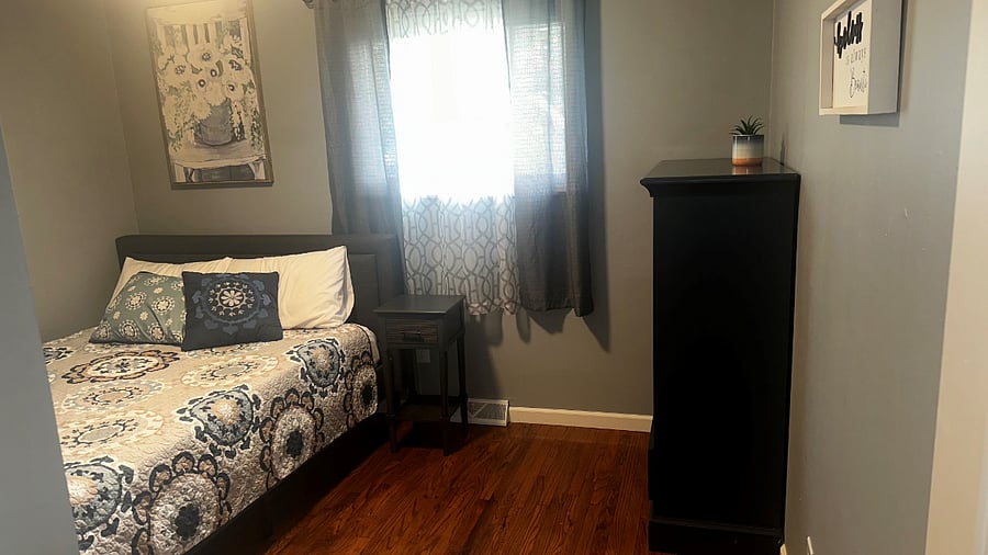 Bedroom 1 (no TV)